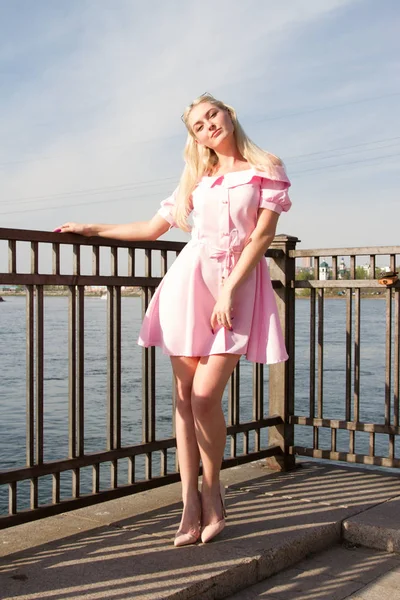 Молода блондинка на набережній річки — стокове фото