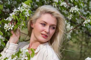 Nehir dolgu üzerinde genç sarışın