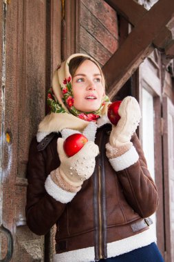 Kız holding Kırmızı elma