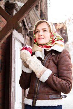 Kız holding Kırmızı elma