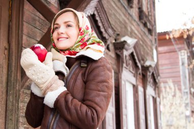 Kız holding Kırmızı elma