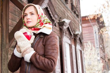 Kız holding Kırmızı elma