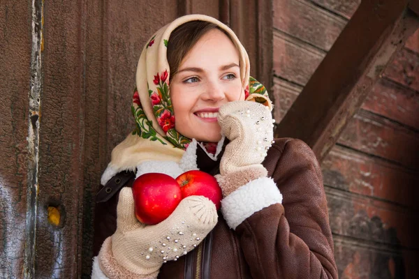 Девушка держит красные яблоки — стоковое фото