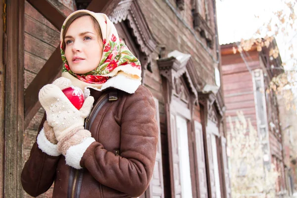 Kız holding Kırmızı elma