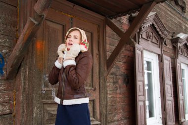 renkli Fularlı Kız eski bir ahşap ev verandada duruyor