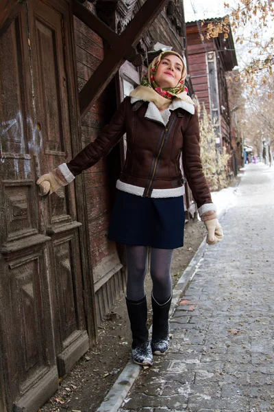 renkli Fularlı Kız eski bir ahşap ev verandada duruyor