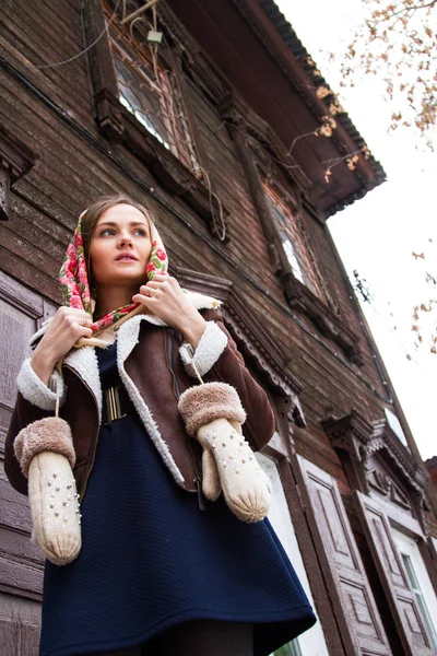 renkli Fularlı Kız eski bir ahşap ev verandada duruyor