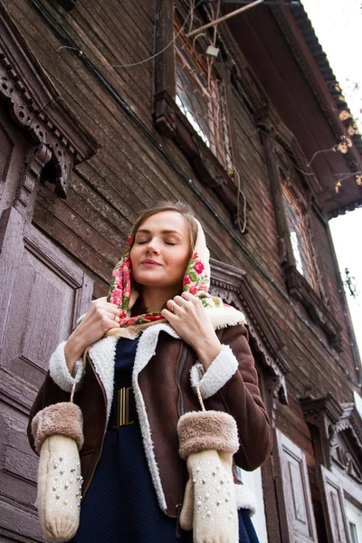 renkli Fularlı Kız eski bir ahşap ev verandada duruyor