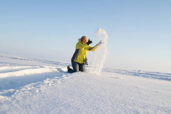 Жінка любить чистий білий сніг — стокове фото