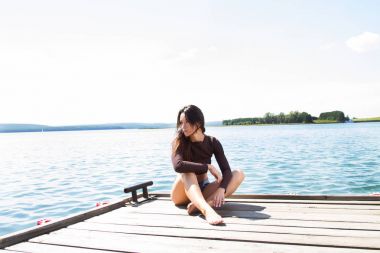 İskelede kısa şortla ince kız