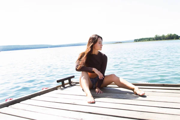 Menina esbelta em shorts curtos no cais — Fotografia de Stock