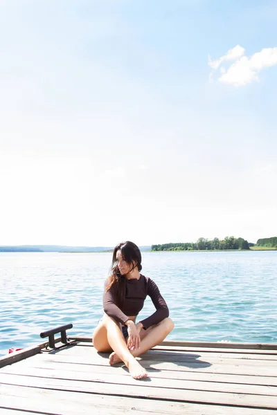 Chica delgada en pantalones cortos en el muelle —  Fotos de Stock