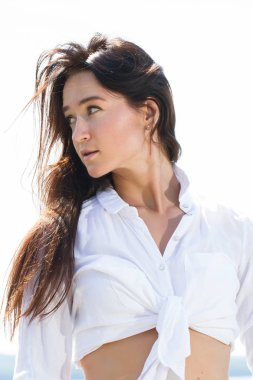 Bir kız beyaz bir gömlek ve kısa şort