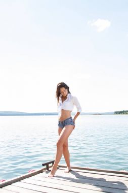 Bir kız beyaz bir gömlek ve kısa şort