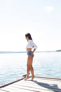 Bir kız beyaz bir gömlek ve kısa şort