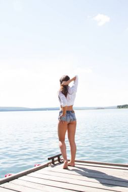 Bir kız beyaz bir gömlek ve kısa şort