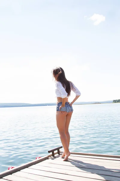 Egy lány, rövid nadrág és fehér ing — Stock Fotó