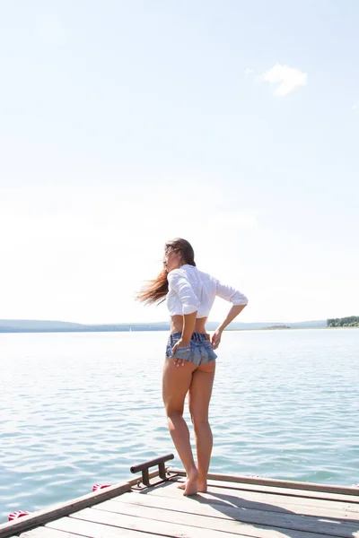 Una chica con una camisa blanca y pantalones cortos — Foto de Stock