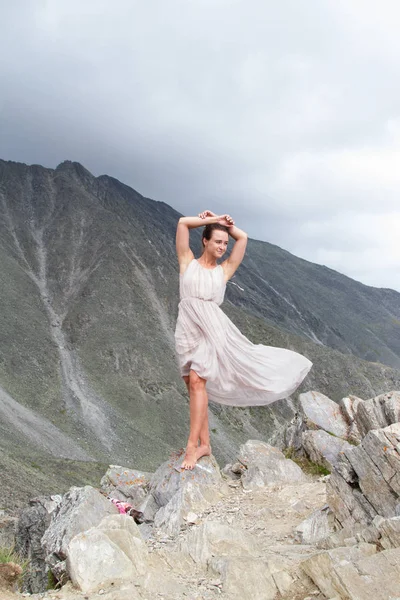 Mädchen in einem Kleid auf einem Berg — Stockfoto