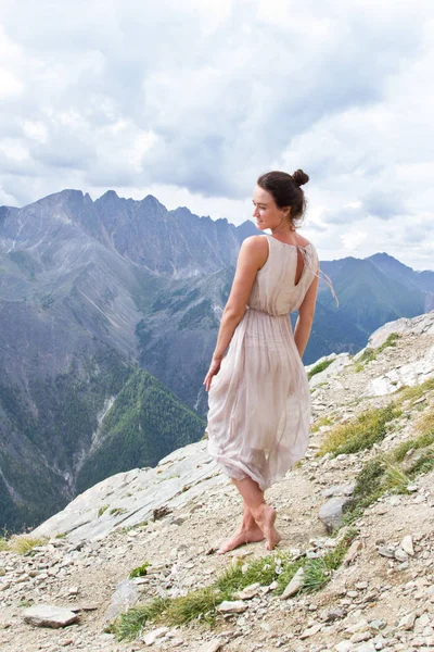 Girl in a dress on top of a mountain — Stock Photo, Image