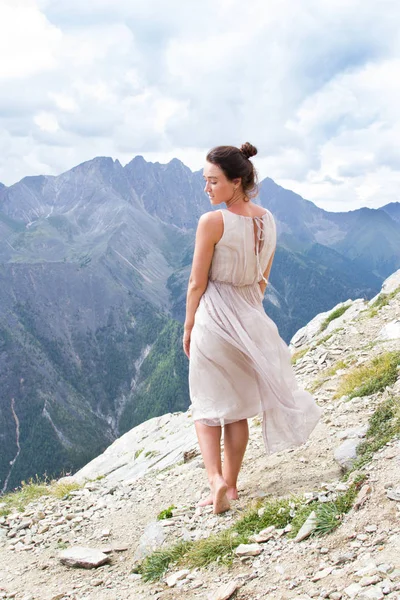 Girl in a dress on top of a mountain — Stock Photo, Image