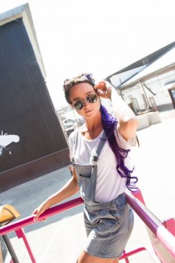 Denim tulum mor bukleler kızla