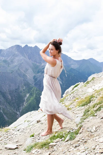 Girl in an evening dress on top of a ridge — Stock Photo, Image