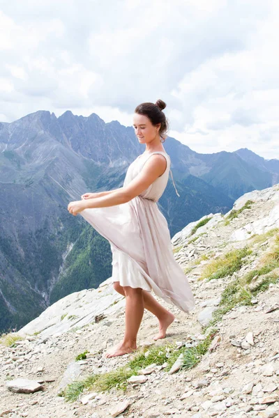 Girl in an evening dress on top of a ridge — Stock Photo, Image