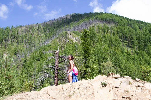 Junges Mädchen bezwingt Berggipfel — Stockfoto