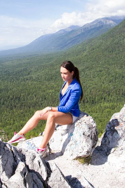 Young girl conquers mountain peaks — Stock Photo, Image