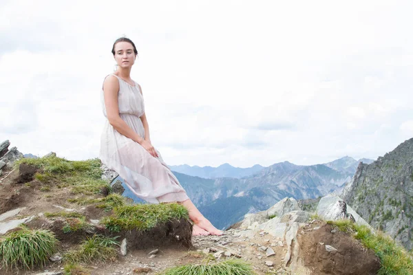 Young girl conquers mountain peaks — Stock Photo, Image