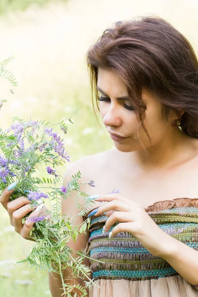 Portrait of a girl with wildflowers — Stock Photo, Image