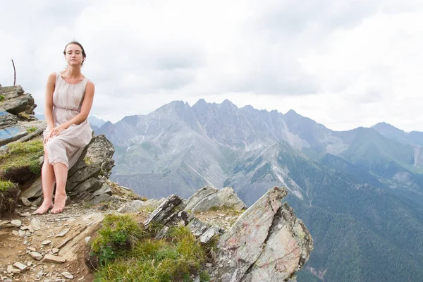 Girl in an evening dress on top of a ridge — Stock Photo, Image