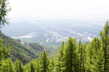 Dağ manzarası. Sayan dağlarda yaz.