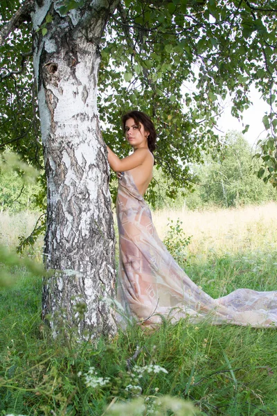 Kır çiçekleri arasında uzun elbiseli Genç kız