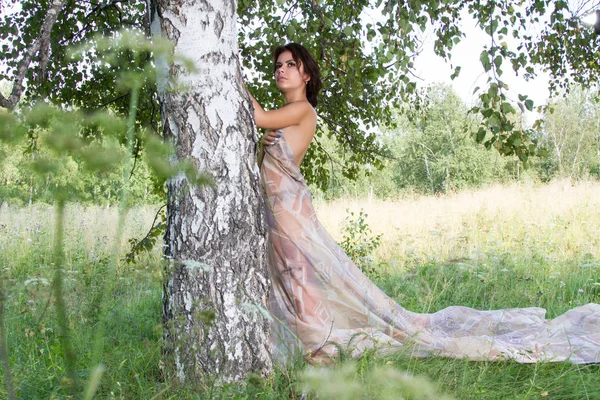 Kır çiçekleri arasında uzun elbiseli Genç kız