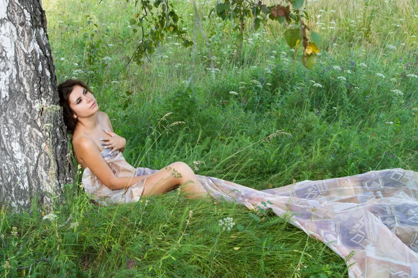 Kır çiçekleri arasında uzun elbiseli Genç kız