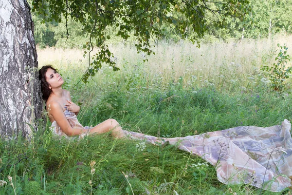 Kır çiçekleri arasında uzun elbiseli Genç kız