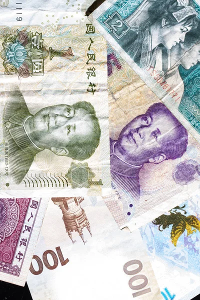 Chinesisches und russisches Geld in kleinen Scheinen — Stockfoto