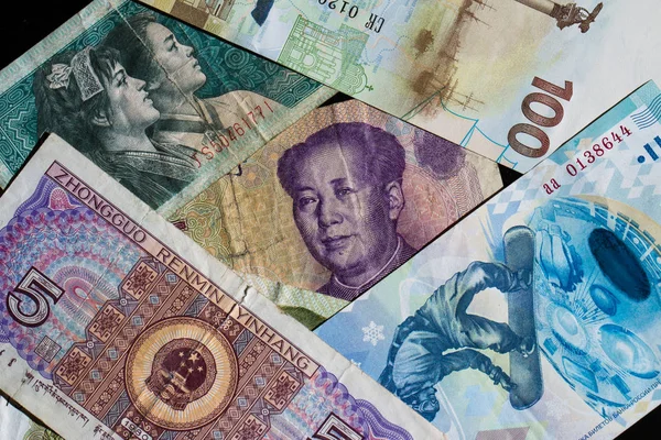 Čínské a ruské peníze v malých bankovkách — Stock fotografie