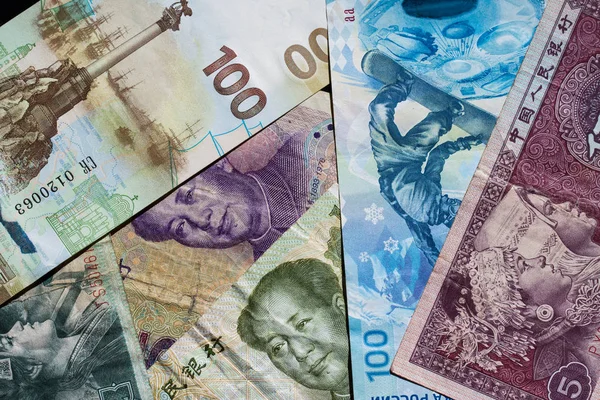 Dinero chino y ruso en billetes pequeños — Foto de Stock