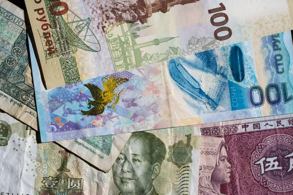 Dinero chino y ruso en billetes pequeños — Foto de Stock