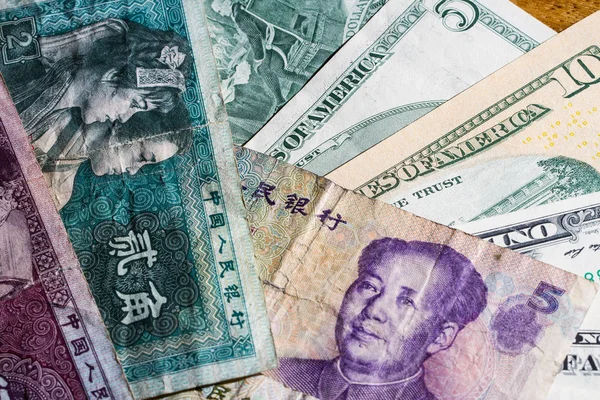 Americké dolary a čínský jüan v malých hodnotách — Stock fotografie