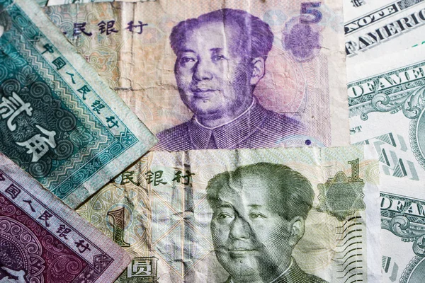Americké dolary a čínský jüan v malých hodnotách — Stock fotografie