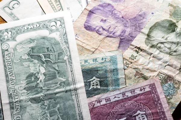 Amerikanische Dollars und chinesische Yuan in kleinen Stückelungen — Stockfoto