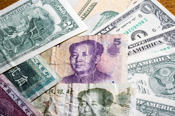 Amerikanische Dollars und chinesische Yuan in kleinen Stückelungen — Stockfoto