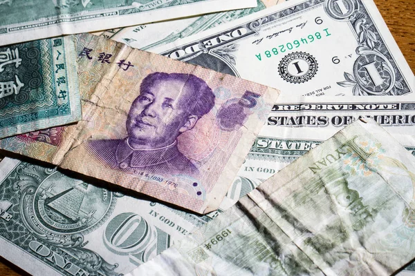 Amerikanische Dollars und chinesische Yuan in kleinen Stückelungen — Stockfoto