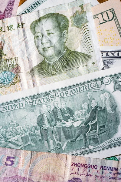 Dólares americanos e yuan chinês em pequenas denominações — Fotografia de Stock