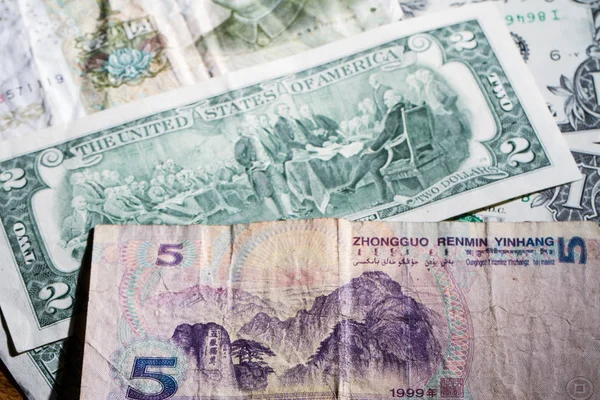 Amerikaanse dollars en Chinese yuan in kleine coupures — Stockfoto
