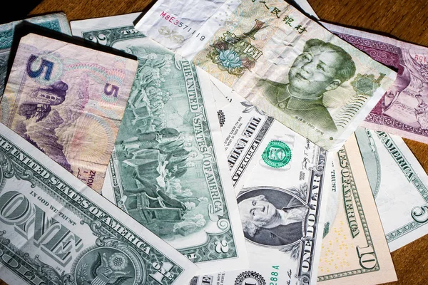 Dólares americanos y yuanes chinos en denominaciones pequeñas — Foto de Stock